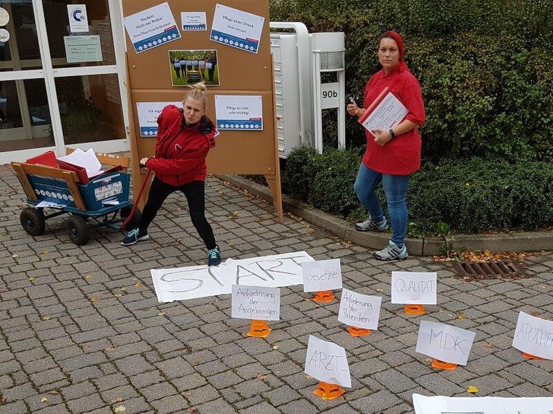 Liga der Wohlfahrtsverbände präsentiert den Bollerwagen mit Wünschen, Statements, Forderungen beim AWO Zentrum Süd